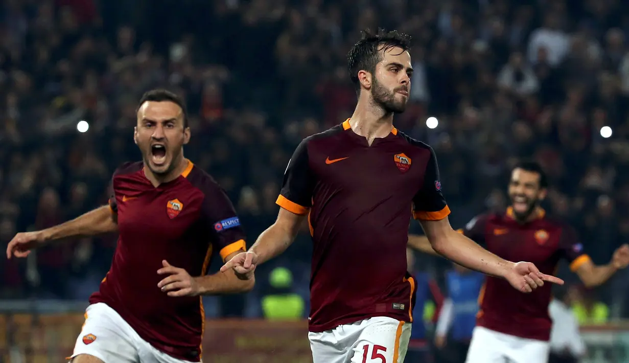Selebrasi pemain AS Roma, Miralem Pjanic, setelah mencetak gol ketiga ke gawang Bayer Leverkusen dalam laga Grup E Liga Champions di Stadion Olimpico, Roma, Kamis (5/11/2015) dini hari WIB. (Reuters/Alessandro Bianchi)