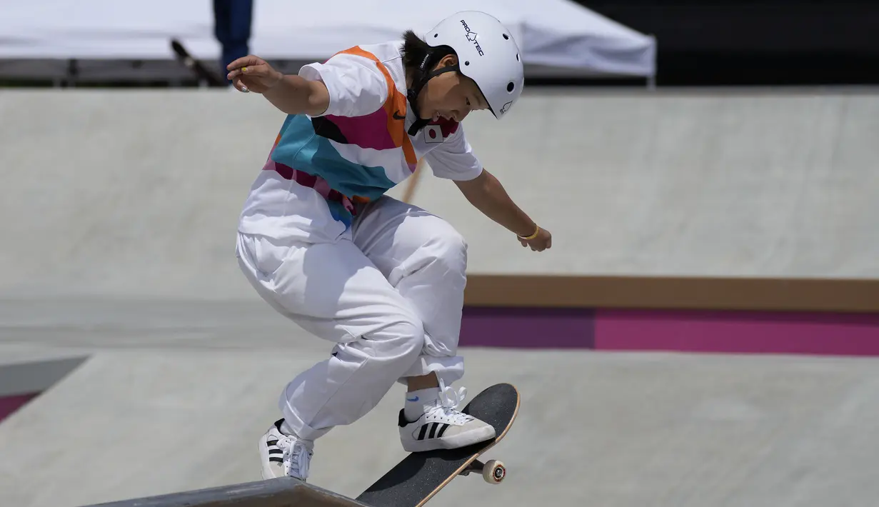 Nishiya juga teruskan penampilan cemerlang rekan senegaranya, Nishiya Momiji yang terlebih dulu meraih medali emas di kategori skateboad putra. (Foto: AP/Ben Curtis)