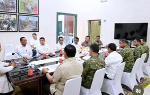 Presiden Prabowo Subianto menggelar rapat terbatas (ratas) bersama sejumlah menteri hingga Panglima TNI Jenderal TNI Agus Subiyanto dan Kapolri Jenderal Pol Listyo Sigit Prabowo, yang digelar tertutup di Markas Komando Daerah Militer Sumatera Barat, Rabu malam. (Foto: Instragram @sekretariat.kabinet).