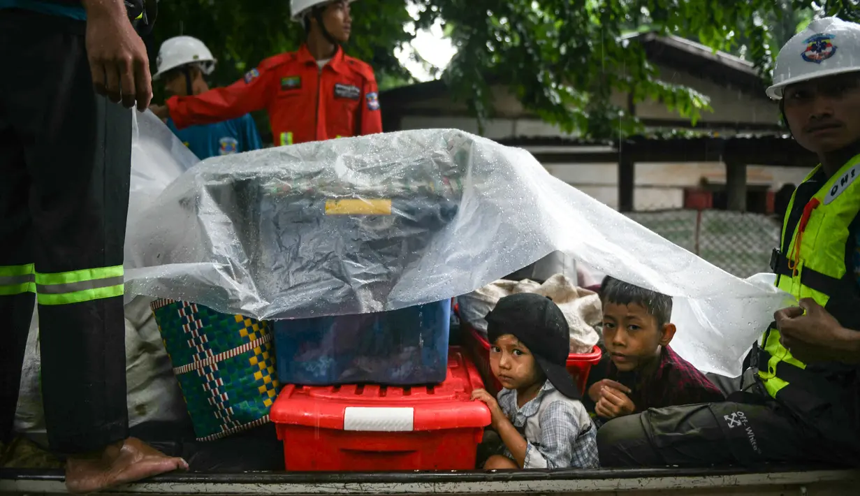 Petugas penyelamat mengevakuasi warga yang terkena dampak banjir usai terjangan Topan Yagi di Taungoo, wilayah Bago, Myanmar, pada Kamis 12 September 2024. (Sai Aung MAIN/AFP)