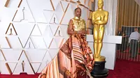 Billy Porter Tampil Mengejutkan dengan Busana Bak Phoenix di Karpet Merah Oscar 2020