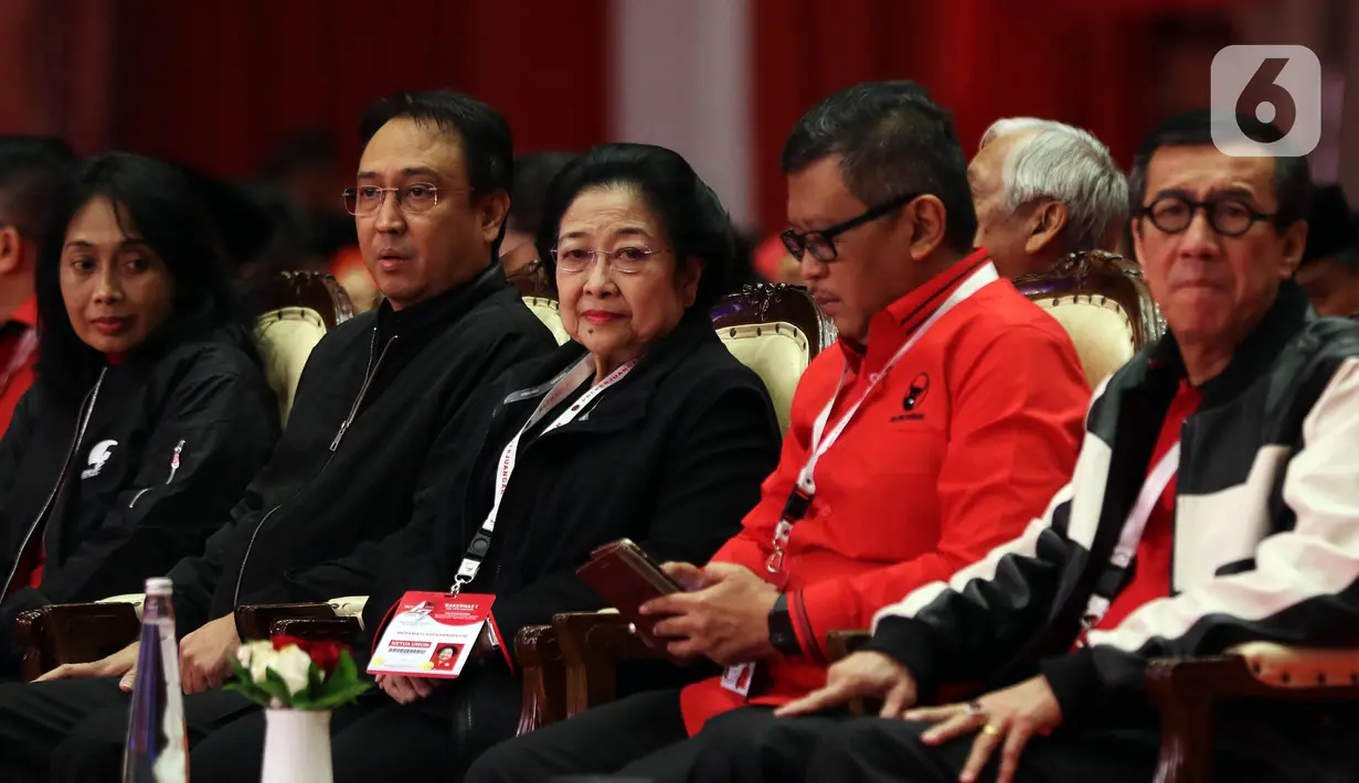 Ketua Umum PDI Perjuangan Megawati Soekarnoputri (tengah) saat menghadiri penutupan Rakernas I PDIP di Jakarta, Minggu (12/1/2020). Rakernas menghasilkan rekomendasi pembumian ideologi Pancasila, menjaga NKRI dan kebinekaan, kedaulatan wilayah serta ekonomi. (Liputan6.com/Johan Tallo)