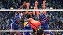 <p>Tiga pemain Jakarta LavAni Allobank Electric (dari kiri) Oreol Durruthy, Hendra Kurniawan dan Renan Buiatti berusaha memblok bola spike pemain Jakarta Bhayangkara Presisi, Noumory Keita pada laga grand final PLN Mobile Proliga 2024 di Indonesia Arena, Senayan, Jakarta, Minggu (21/7/2024). Jakarta LavAni Allobank Electric kalah 1-3 (30-28, 22-25, 22-25 dan 23-25). (Bola.com/Bagaskara Lazuardi)</p>