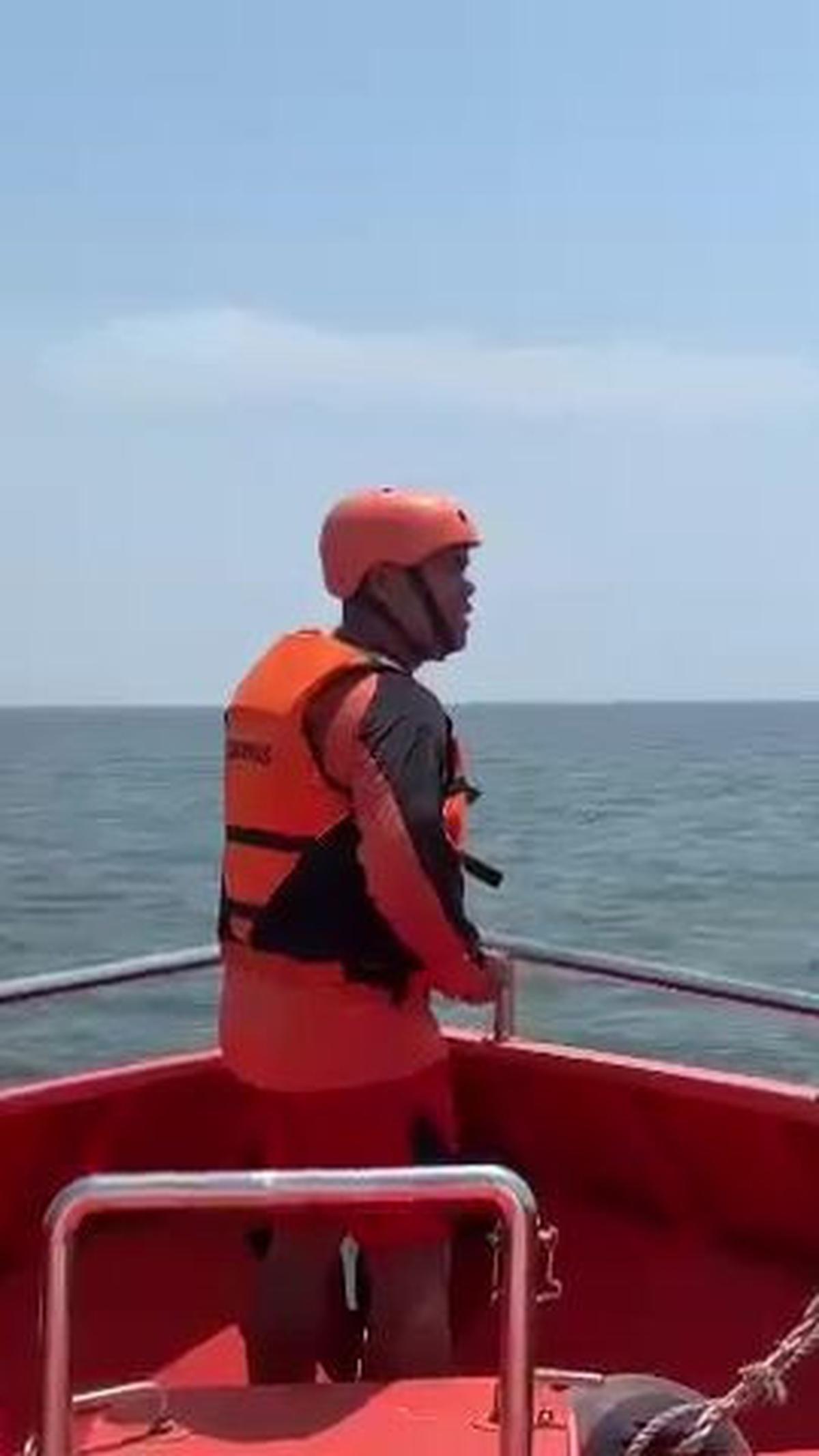 Tim SAR gabungan yang mendapatkan laporan kapal karam itu langsung menuju lokasi dan mencari korban.