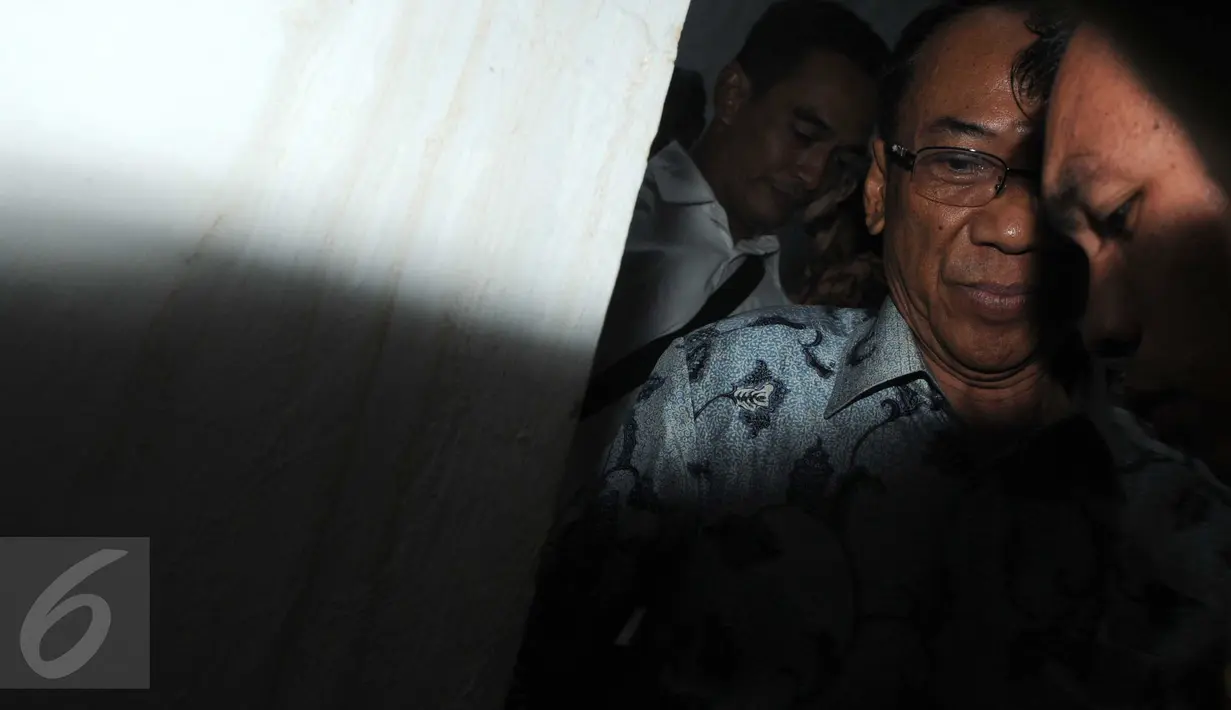 Mantan Menteri Energi dan Sumber Daya Mineral  saat akan menjalani sidang vonis di Pengadilan Tindak Pidana Korupsi (Tipikor), Jakarta, Selasa (9/2). Jero Wacik Divonis 4 Tahun Penjara dan Ganti Uang Rp 5 Miliar. (Liputan6.com/Helmi Afandi)