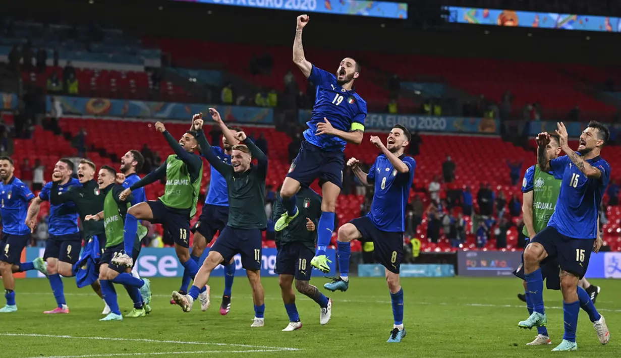 Para pemain Italia melakukan selebrasi usai mengalahkan Austria pada pertandingan babak 16 besar Euro 2020 di Stadion Wembley, London, Inggris, Sabtu (26/6/2021). Italia menang 2-1. (Ben Stansall/Pool Photo via AP)