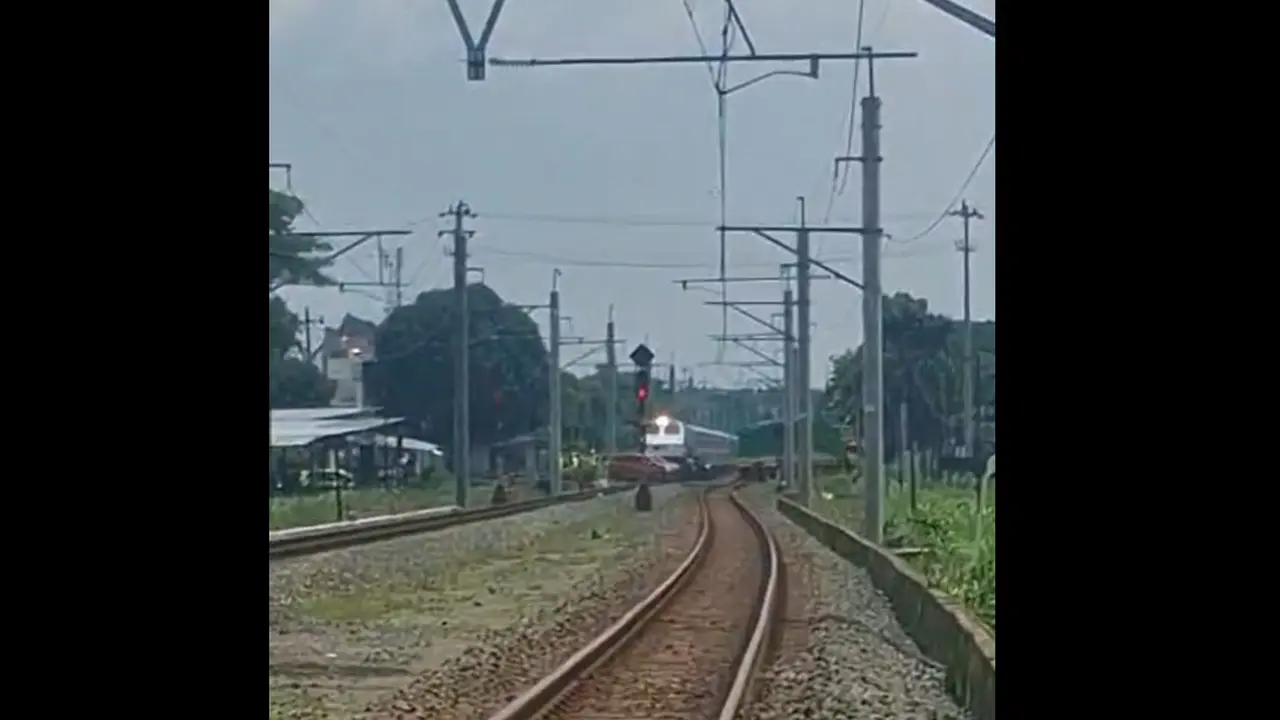 Potongan video kecelakaan kereta dengan mobil dan motor di Prambanan