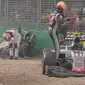 Fernando Alonso terlibat insiden tabrakan dengan Esteban Gutierrez pada lap ke-18 F1 GP Australia, Minggu (20/3/2016). (Twitter)