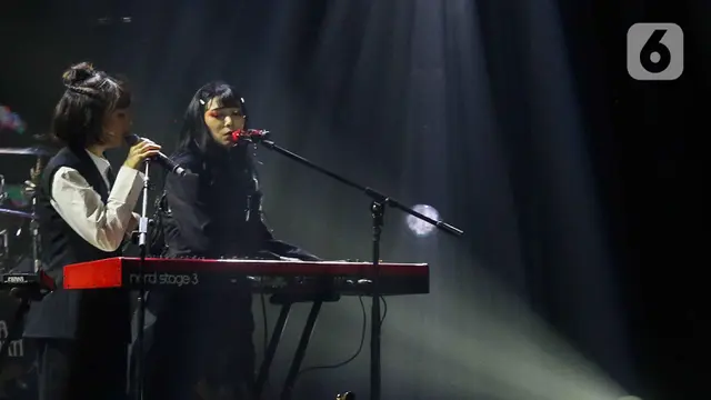 Momen Isyana Sarasvati Bernyanyi Bersama Keluarga di Konser Lost in Harmony