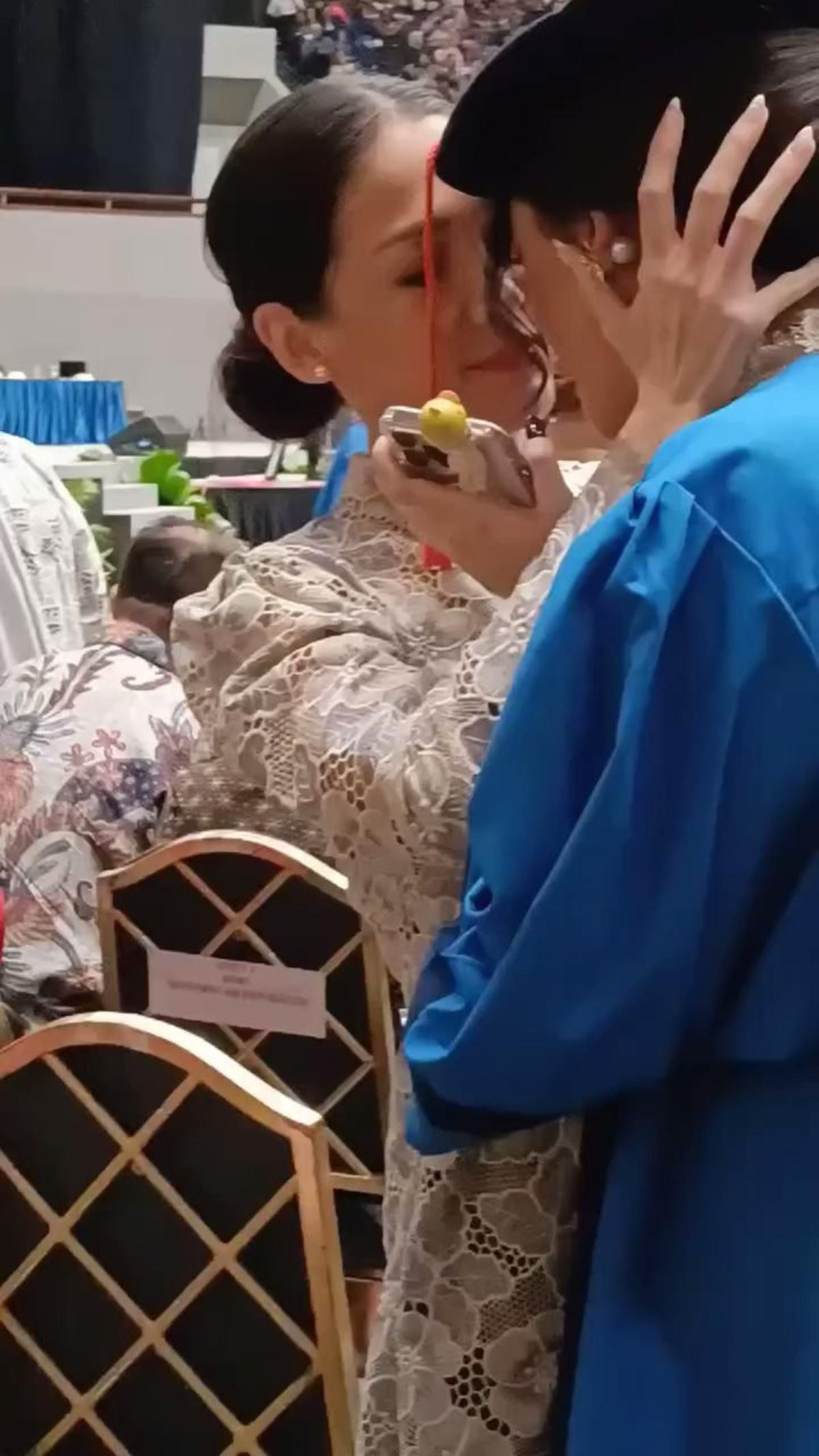 7 Potret Queena Anak Mieke Amalia Wisuda, Diselimuti Suasana Haru - Tampil Cantik Berkebaya