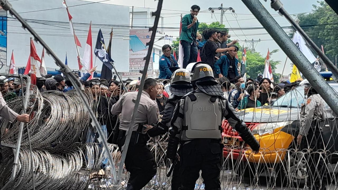 10 Tuntutan Pendemo di Depan Gedung DPRD Lampung