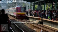 Penumpang menunggu kereta rel listrik (KRL) di Stasiun Manggarai, Jakarta, Selasa (28/3). Rute KRL Bekasi-Jakarta Kota akan mengalami perubahan. KRL tidak lagi melewati jalur Stasiun Manggarai, melainkan Stasiun Pasar Senen. (Liputan6.com/Faizal Fanani)
