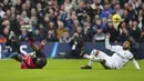 Gelandang Leeds United, Weston McKennie berebut bola dengan bek Manchester United, Tyrell Malacia selama pertandingan lanjutan Liga Premier Inggris di Elland Road, Leeds, Inggris, Minggu (12/2/2023). Kemenangan ini membuat MU berada di posisi ketiga klasemen Liga Inggris dengan 46 poin dari 23 laga. (AP Photo/Jon Super)
