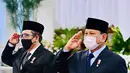 Menteri Pertahanan Prabowo Subianto (kanan) bersama Menteri Koordinator Bidang Politik, Hukum, dan Keamanan Mahfud MD memnberi hormat saat acara pelantikan Panglima TNI Laksamana TNI Yudo Margono di Istana Negara, Jakarta, Senin (19/12/2022). Presiden Jokowi melantik Laksamana TNI Yudo Margono sebagai Panglima TNI menggantikan Jenderal TNI Andika Perkasa. (Foto: Laily Rachev - Biro Pers Sekretariat Presiden)