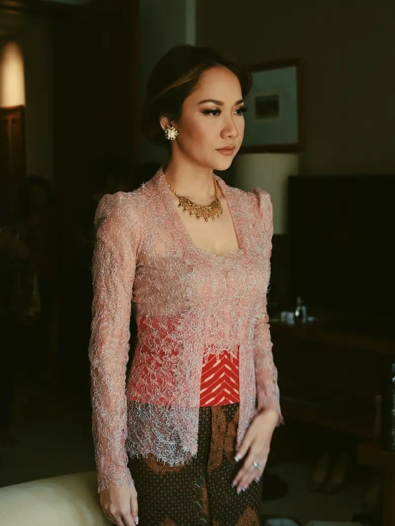 Potret Bunga Citra Lestari Kondangan Pakai Kebaya (sumber: instagram/bclsinclair)