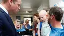 Pangeran William berbincang dengan anak penderita kanker, George Woodall, di rumah sakit Royal Marsden, London, Selasa (16/5). Dalam kunjungannya itu, Pangeran William menghibur sejumlah pasien anak pengidap kanker. (AP Photo/Kirsty Wigglesworth, pool)