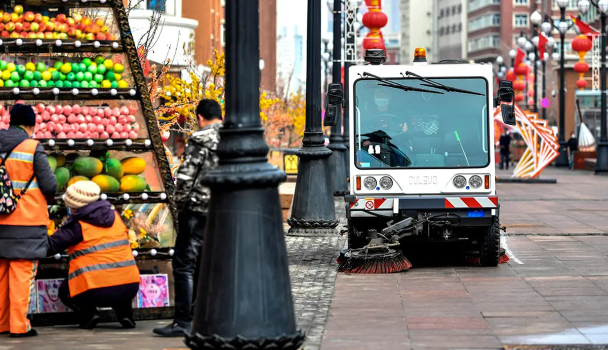 Sebuah kendaraan sanitasi mendisinfeksi jalan di Urumqi, Daerah Otonomi Xinjiang, China barat laut, Rabu (4/3/2020). Urumqi mengampanyekan sanitasi di seluruh kota guna mencegah penyebaran virus corona (COVID-19). (Xinhua/Wang Fei)