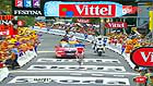 Contador Rebut Kaus Kuning dari Tangan Schleck