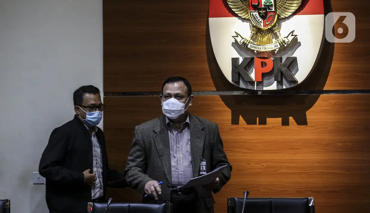 Ketua KPK Firli Bahuri (kanan) bersiap memberikan keterangan pers terkait OTT Wali Kota Cimahi Ajay Muhammad Priatna di Gedung KPK, Jakarta, Sabtu (28/11/2020). Selain Ajay, KPK menetapkan Komisaris RS Kasih Bunda Hutama Yonathan. (Liputan6.com/Johan Tallo)