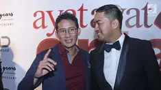 Wakil Gubernur DKI Jakarta, Sandiaga Uno berfoto dengan Pandji Pragiwaksono saat menghadiri gala premiere film Ayat Ayat Cinta 2 di Jakarta, Kamis (07/12). (Liputan6.com/Herman Zakharia)