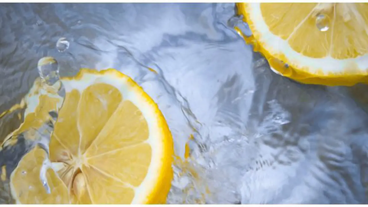Air Lemon/copyright unsplash.com/@tirzavandijk
