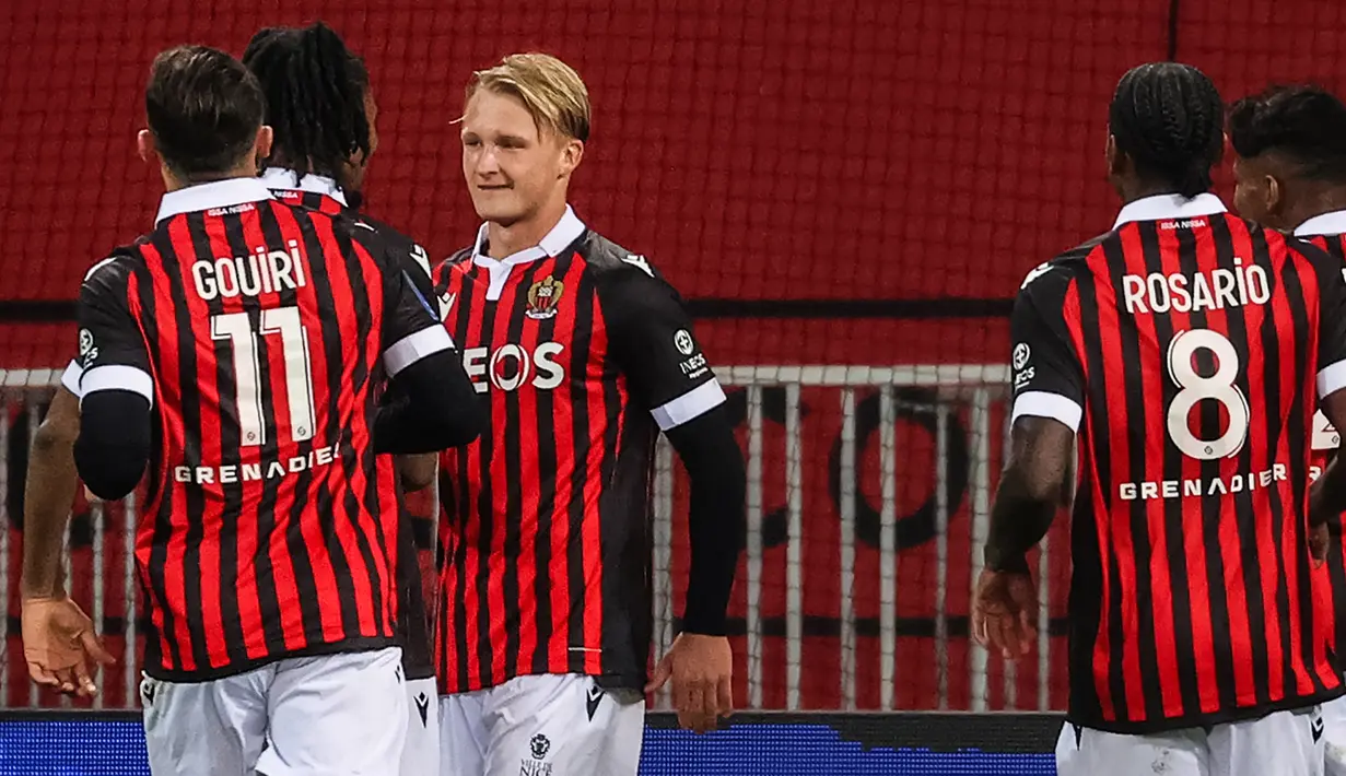 Selebrasi striker OGC Nice, Kasper Dolberg (tengah) bersama rekan-rekannya setelah mencetak gol ke gawang Nnates pada laga Liga Prancis 2021/2022 di Allianz Riviera Stadium, Nice (14/1/2022). Kasper Dolberg hingga kini menjadi pemain termahal yang dijual Ajax ke Ligue 1 di Liga Prancis. Pemain asal Denmark ini dipinang OGC Nice pada awal musim 2019/2020 dengan mahar senilai 20,5 juta euro atau setara Rp336 miliar. (AFP/Valery Hache)