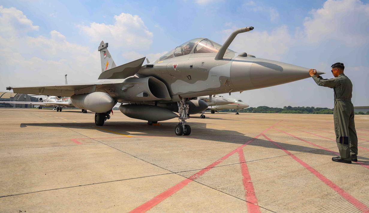 Personel TNI AU memegang pesawat tempur Rafale di Pangkalan Udara (Lanud) Halim Perdanakusuma, Jakarta, Senin (18/5/2026). (merdeka.com/Arie Basuki)