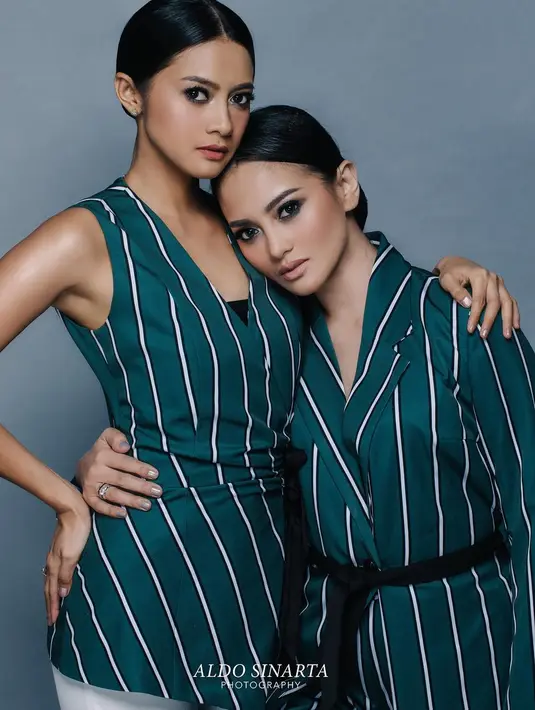 Dalam sesi pemotretan, Ririn juga kompak banget. Untuk kali ini, keduanya sama-sama mengenakan busana bermotif garis-garis yang berwarna hijau. (Instagram/ririnekawati)