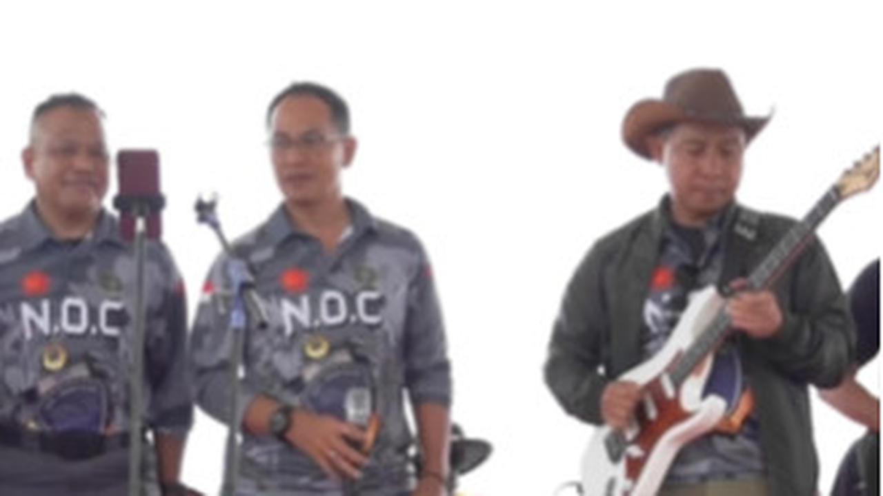Ketiganya kompak dengan seragam yang sama namun Panglima TNI terlihat memakai jaket hitam dan topi ala koboi.
