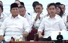 Usai Ditetapkan Jadi Wapres Terpilih, Gibran Langsung Blusukan Bagi-Bagi Susu ke Rusun Muara Baru