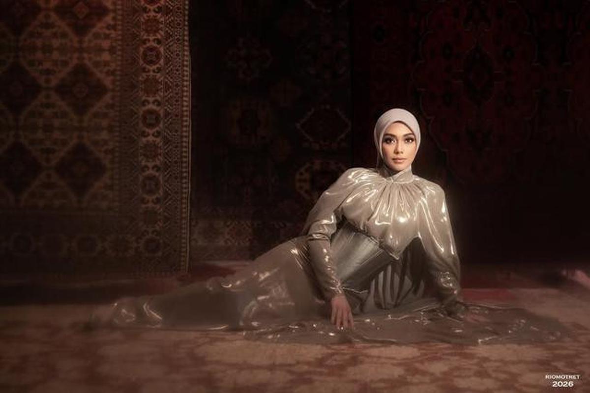 8 Potret Celine Evangelista Pakai Gaun Cape Elegan, Tampil Anggun dalam Balutan Hijab yang Menawan