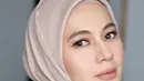 Dengan pulasan maskara tipis, serta blush bernuansa pink muda, wajah Paula tampak merona alami.  [Foto: Instagram/ Paula Verhoeven]