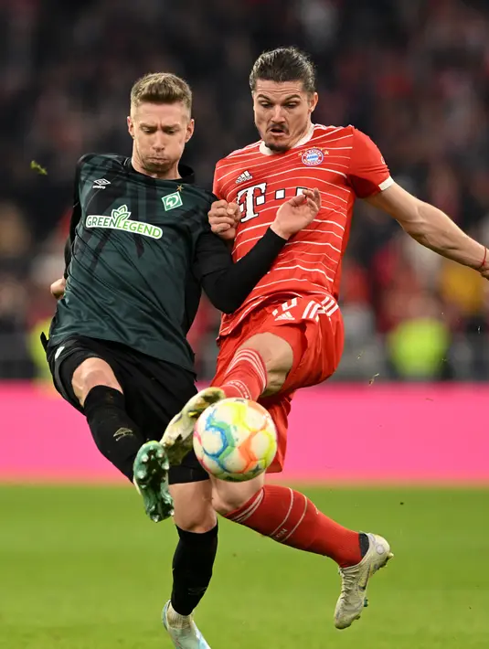 Pemain tengah Bayern Muenchen, Marcel Sabitzer berebut bola dengan gelandang Bremen, Jens Stage pada pertandingan Bundesliga di Allianz Arena di Munich, Jerman pada 8 November 2022. Manchester United dengan senang hati mengonfirmasi bahwa Marcel Sabitzer telah bergabung dengan klub berstatus pinjaman dari Bayern Munich hingga Juni 2023," demikian keterangan resmi Manchester United yang diinformasikan di laman resmi klub, Rabu.  (AFP/CHRISTOF STACHE)