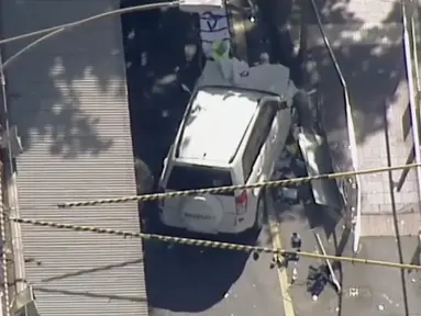 Sebuah mobil SUV menabrak kerumunan pejalan kaki di persimpangan jalan Flinders dan Elizabeth, kawasan pusat bisnis Melbourne, Australia, Kamis (21/12). Belasan orang dilaporkan terluka, salah satunya seorang balita. (Australian Broadcast Corp. via AP)