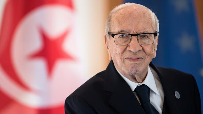 Foto pada 30 Oktober 2018 memperlihatkan Presiden Tunisia Beji Caid Essebsi saat berkunjung ke Istana Kepresidenan Bellevue di Berlin. Presiden tertua di dunia ini meninggal dunia di usia 92 tahun pada Kamis (25/7/2019). (FETHI BELAID/AFP)