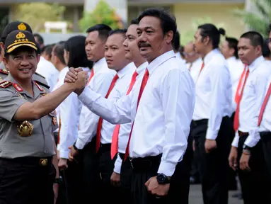 Kapolri Jenderal Tito Karnavian melakukan salam komando dengan salah satu anggota kepolisian yang mendapat penghargaan karena berhasil mengungkap kasus perampokan Pulomas dengan cepat, Jakarta, Rabu (18/1). (Liputan6.com/Gempur M Surya)