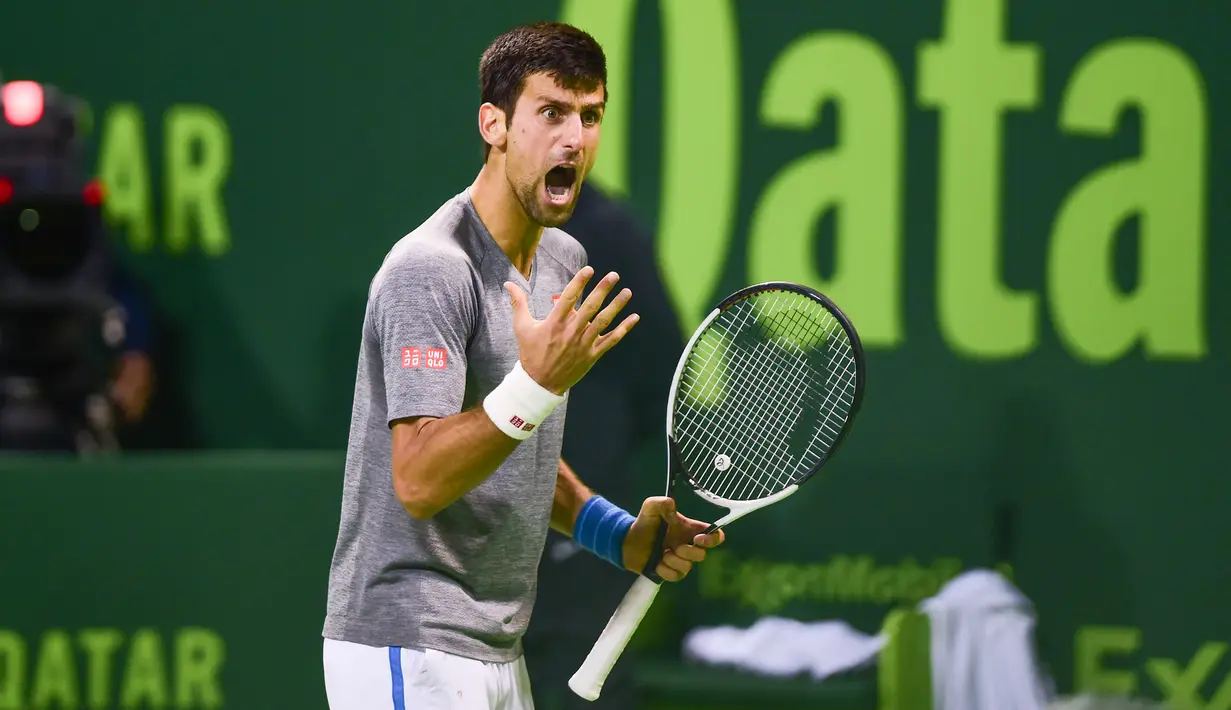 Petenis Serbia, Novak Djokovic bereaksi saat melawan petenis Skotlandia, Andy Murray dalam final turnamen Qatar Terbuka di Doha, Sabtu (7/1). Novak Djokovic sukses menang dalam pertarungan melelahkan selama 3 jam. (AP Photo/Alexandra Panagiotidou)