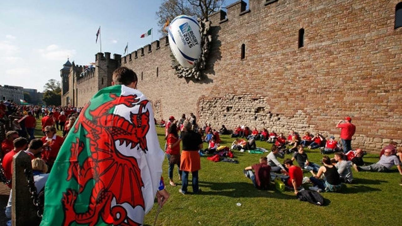 'Bola raksasa tabrak dinding' ini mendadak hebohkan warga Wales
