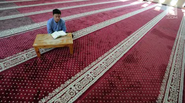 Umat Muslim bertadarus atau membaca Alquran di Masjid Al-Madinah, Parung, Bogor, Selasa (7/5/2019). Pada bulan Ramadan sebagian umat muslim memanfaatkan waktu memperbanyak ibadah dengan tadarusan dan melaksanakan salat sunah di Masjid. (merdeka.com/Arie Basuki)