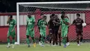 Pemain Bhayangkara FC tampak lesu usai dibobol oleh pemain PSM Makassar, Yakob Sayuri, pada laga uji coba di Stadion PTIK, Jakarta, Rabu, (5/2/2020). Bhayangkara FC takluk 0-1 dari PSM Makassar. (Bola.com/M Iqbal Ichsan)