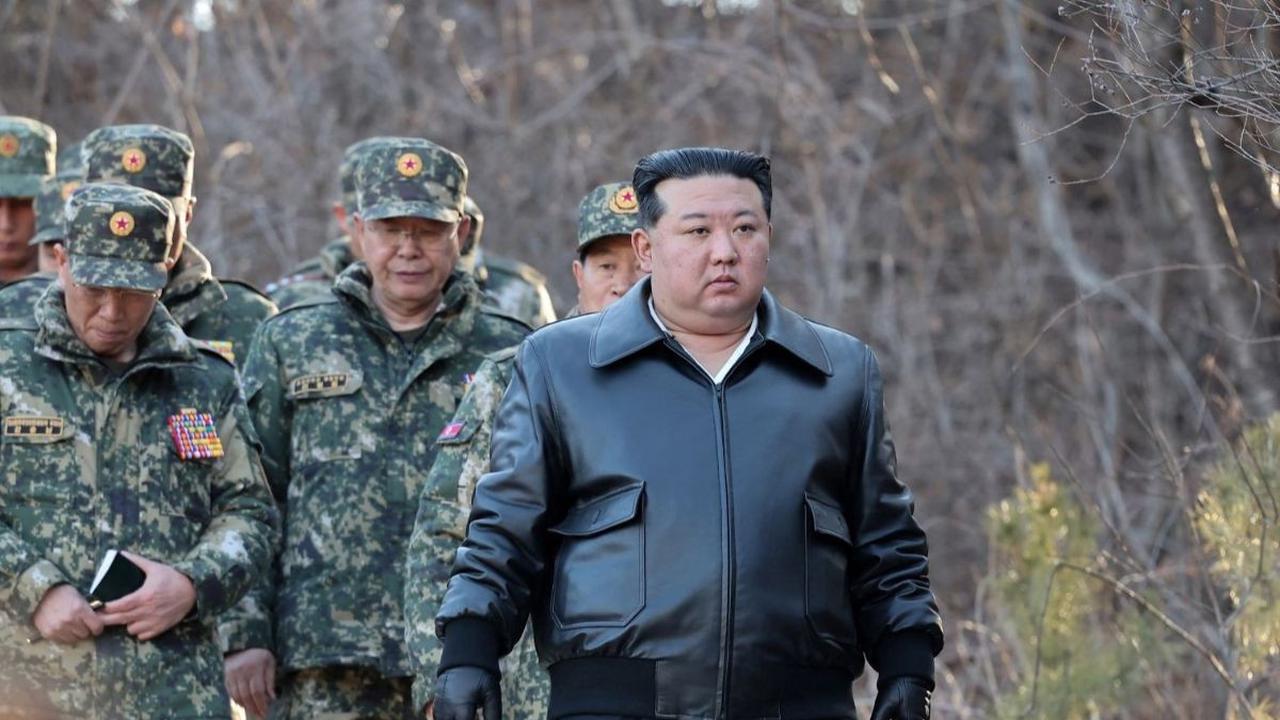 Kantor berita Korea Utara KCNA kembali merilis aktivitas Pemimpin Korea Utara Kim Jong-un yang melakukan peninjauan para prajurit yang sedang melakukan pelatihan perang di sebuah pangkalan militer. Foto: KCNA via Reuters