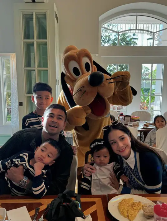 Nagita Slavina tengah berlibur ke Hong Kong dengan gaya berlibur yang seru.