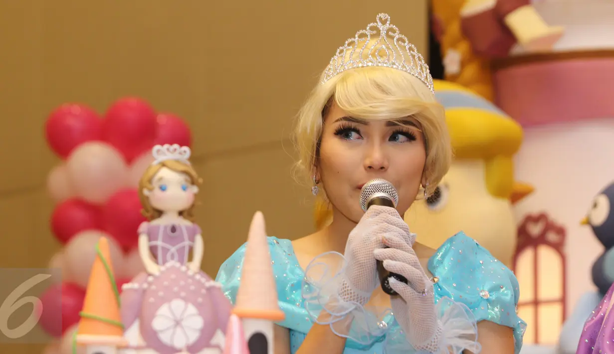 Pedangdut Ayu Ting Ting menahan kesedihan saat memberi ucapan selamat dan doa dalam perayaan ulang tahun Bilqis Khumairah Razak, yang ke-3 di sebuah hotel di kawasan Margonda, Depok, Minggu (8/1). (Liputan6.com/Herman Zakharia)