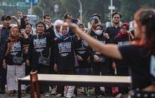 FOTO: Aksi Kamisan ke-815 Peringati 26 tahun Tragedi Mei 1998 di Seberang Istana Merdeka