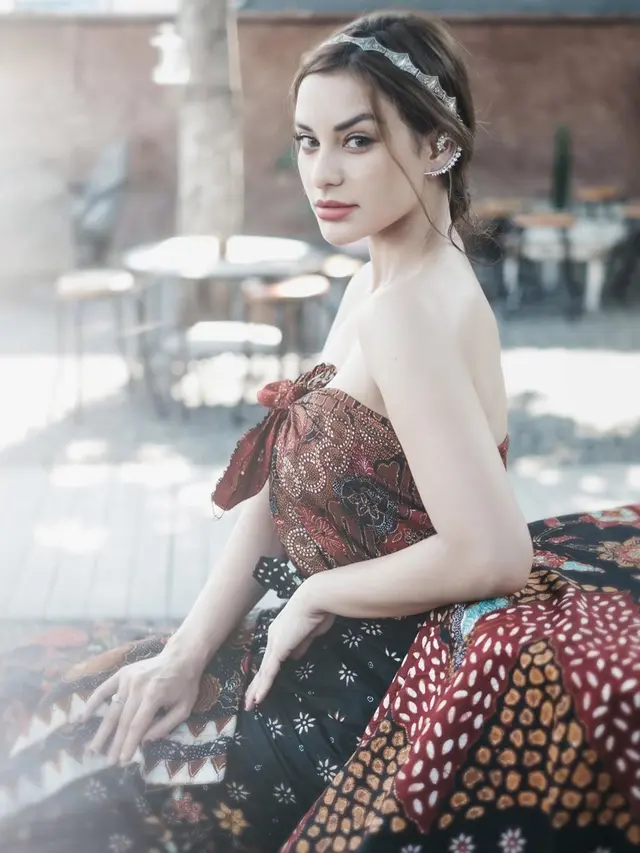 6 Pesona Nora Alexandra Berbalut Kain Batik Ini Jadi Sorotan