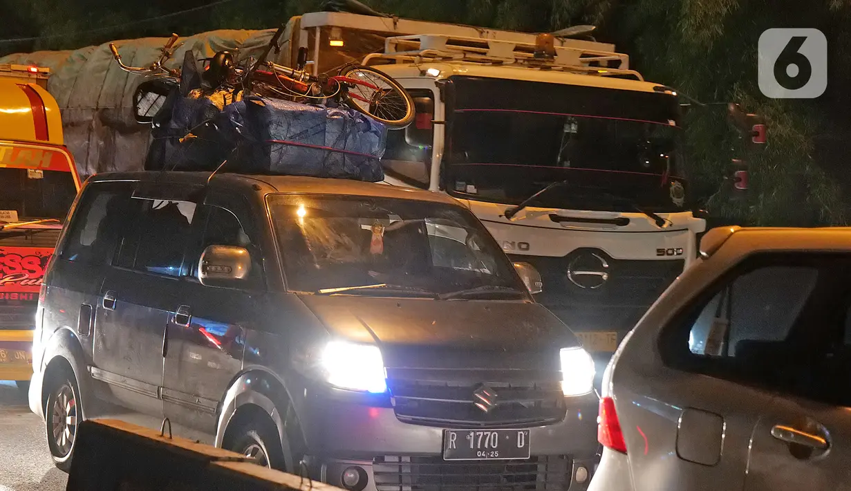 Kendaraan yang membawa pemudik di tol Jakarta-Cikampek dikeluarkan ke Gerbang tol Cikarang Barat, Kabupaten Bekasi, Jumat (24/4/2020). Akses transportasi mobil pribadi dan bus angkutan penumpang dari tol Jakarta Cikampek menuju Karawang ditutup mulai Jumat (24/4). (Liputan6.com/Herman Zakharia)