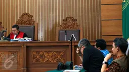 Hakim tunggal Achmad Rivai memimpin sidang putusan praperadilan di PN Jaksel, Selasa (29/9/2015).  PT VSI memenangkan gugatan praperadilan melawan Kejagung dalam perkara penggeledahan pada 12 Agustus lalu. (Liputan6.com/Yoppy Renato)