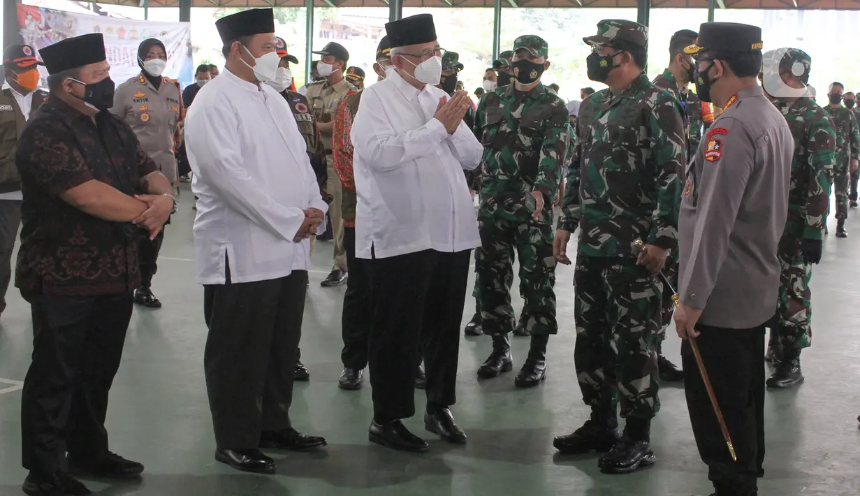 Ketua Umum LDII Chriswanto Santoso (tengah) berbincang dengan Panglima TNI, Hadi Tjahjanto dan Kapolri Jenderal Listyo Sigit Prabowo pada kegiatan vaksinasi Covid-19 di Ponpes Minhaajurrosyidiin, Jakarta, Selasa (13/7/2021). Target vaksinasi sebanyak 1000 orang setiap harinya. (Liputan6.com/HO/Agus)