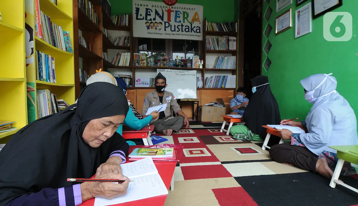 Ibu rumah tangga belajar menulis dan berhitung saat kegiatan gerakan berantas buta aksara di Taman Bacaan Masyarakat (TBM) Lentera Pustaka, Bogor, Minggu (2/5/2021). Lebih dari dua setengah tahun, TBM Lentera Pustaka mengajarkan puluhan ibu-ibu yang buta aksara. (merdeka.com/Arie Basuki)