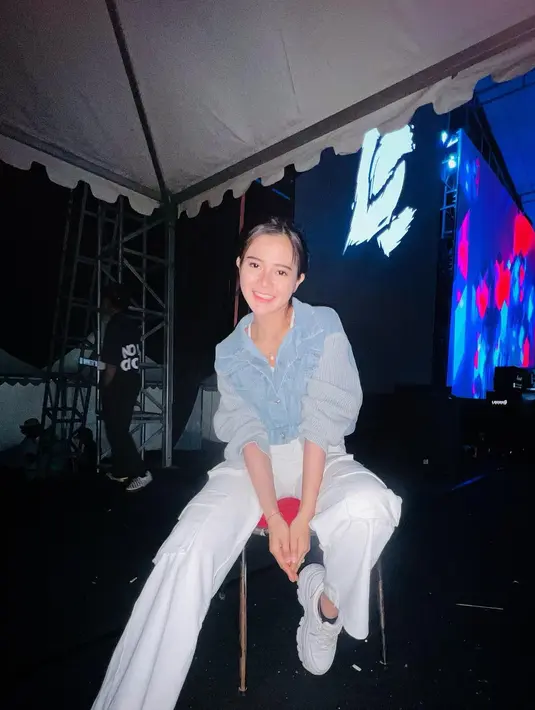 Setelah menikah, Bella Bonita memiliki gaya yang sedikit berbeda. Penampilannya dipuji lebih cantik. Di sini, Bella Bonita mengenakan atasan bekerah lengan panjang berwarna biru, yang dipadunya mengenakan celana kargo, dan sneakers berwarna putih. [Foto: Instagram/bellabonita_r.a]